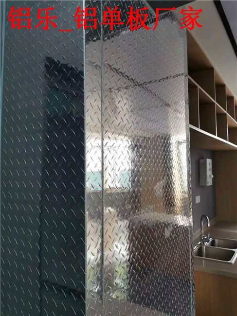 容縣鏤空鋁板價(jià)格解析及鋁樂(lè)建材產(chǎn)品優(yōu)勢(shì)